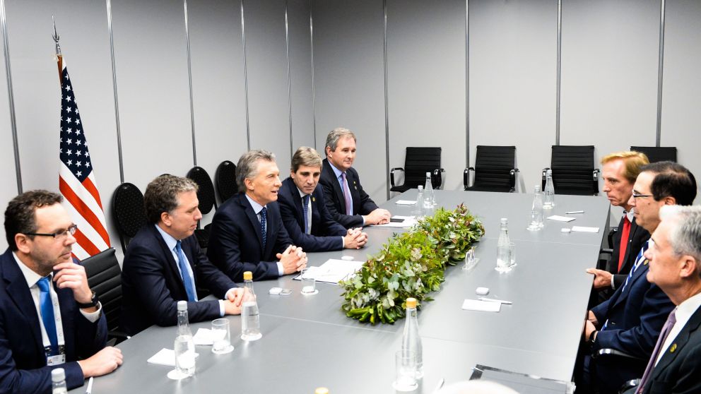 Mauricio Macri y algunos de sus ministros, con Steven Mnuchin, titular del tesoro de Estados Unidos (Presidencia)