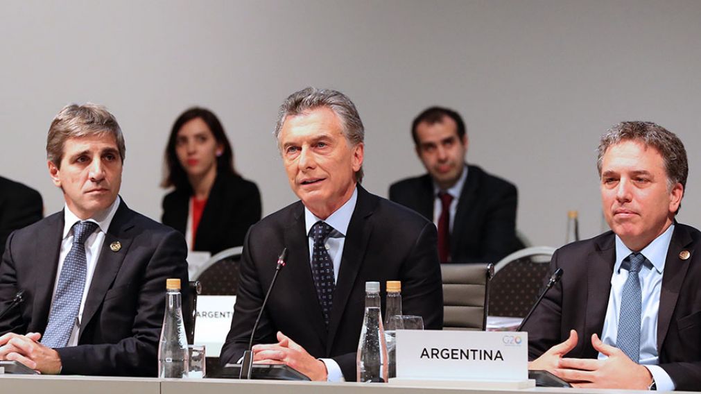 Macri, flanqueado por Caputo y Dujovne, expuso durante el G20. (Noticias G20)