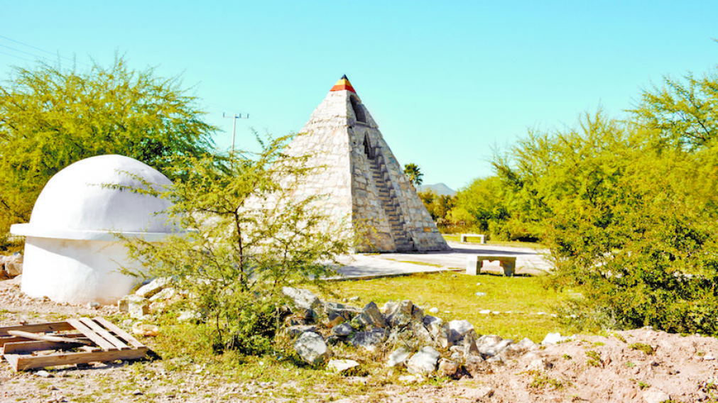La zona donde se encuentra la pirámide que construyó mundo corona. desértica y muy visitada por naves extraterrestres.