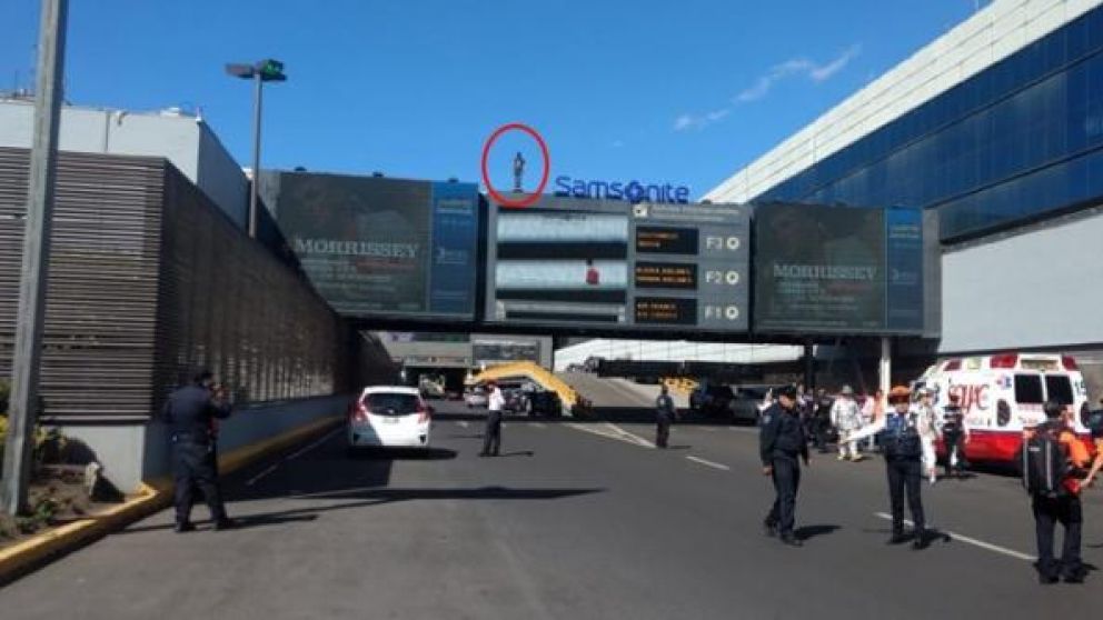 Video impactante: se tiró un "clavado" desde un puente peatonal y se mató
