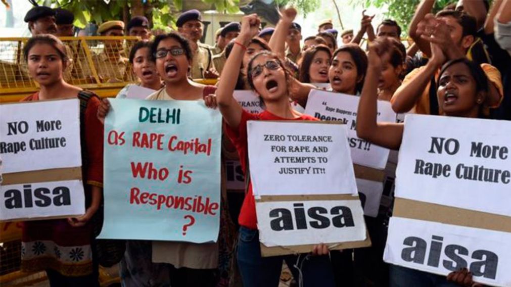 Mujeres marchan en India pidiendo mayor dureza para los violadores.