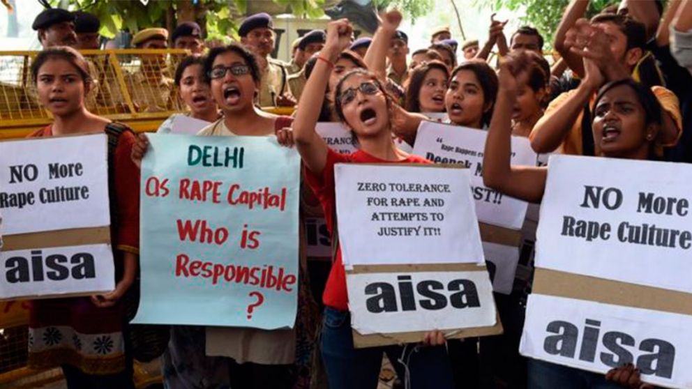 Mujeres marchan en India pidiendo mayor dureza para los violadores.