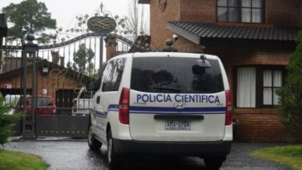 La policía se hizo presente ante la mirada de los vecinos.