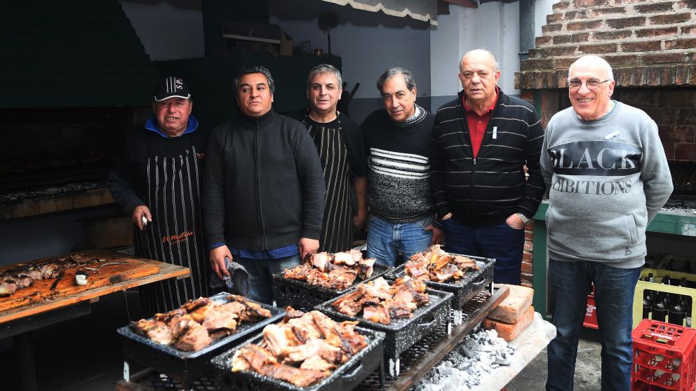 La comisión directiva junto a los parilleros, un equipo excelente.