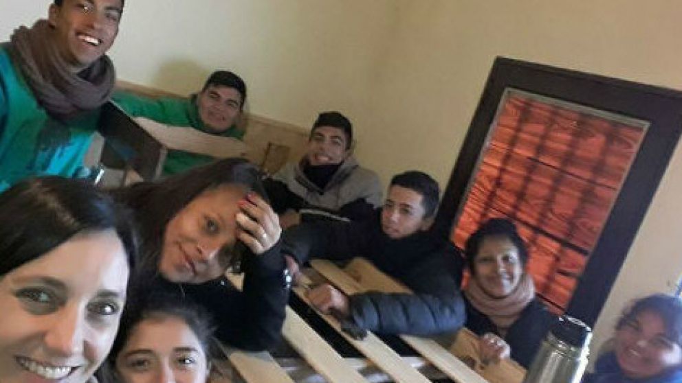 Los estudiantes, trabajando en una de las camas.