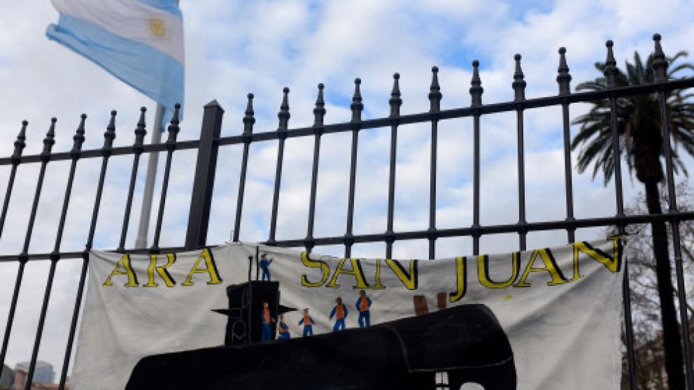 El acampe en Plaza de Mayo para exigir que continúe la búsqueda.