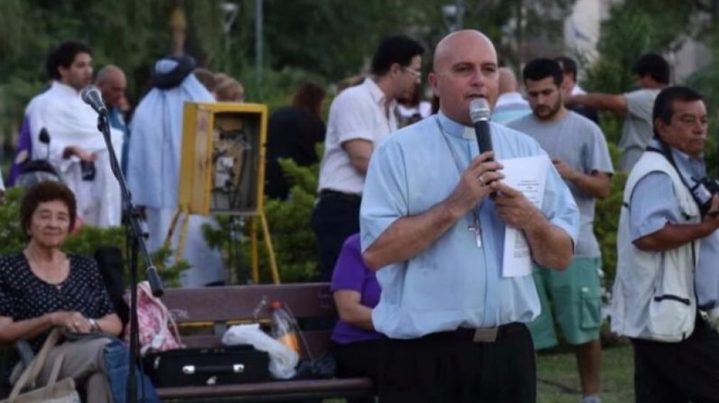 El sacerdote Rafael Del Blanco sugiri� negarle los sacramentos al mandatario.