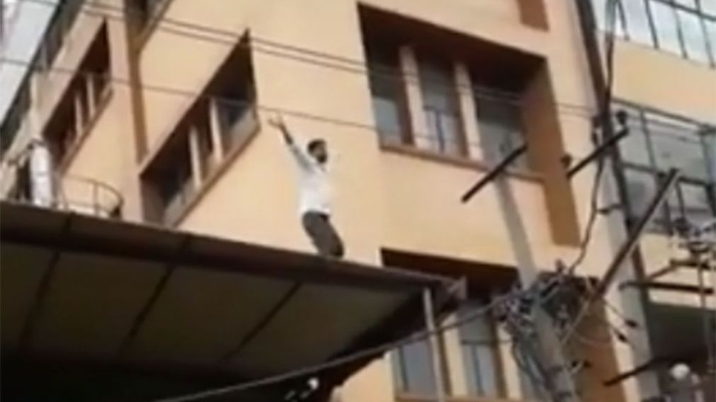As� se pod�a ver al suicida sobre el techo. (Captura de video)