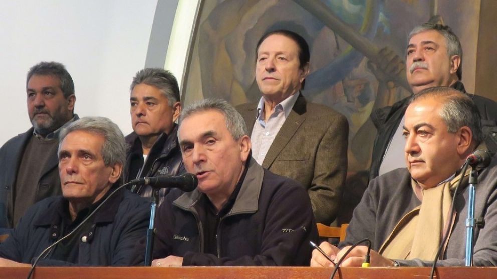 El triunvirato rechazó el acuerdo del Gobierno con el FMI y la gestión de Macri. (EFE)