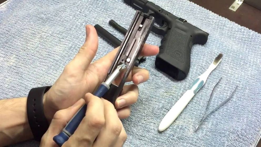 Limpiaba su pistola, se le escapó un tiro y le voló la cabeza a su hijita