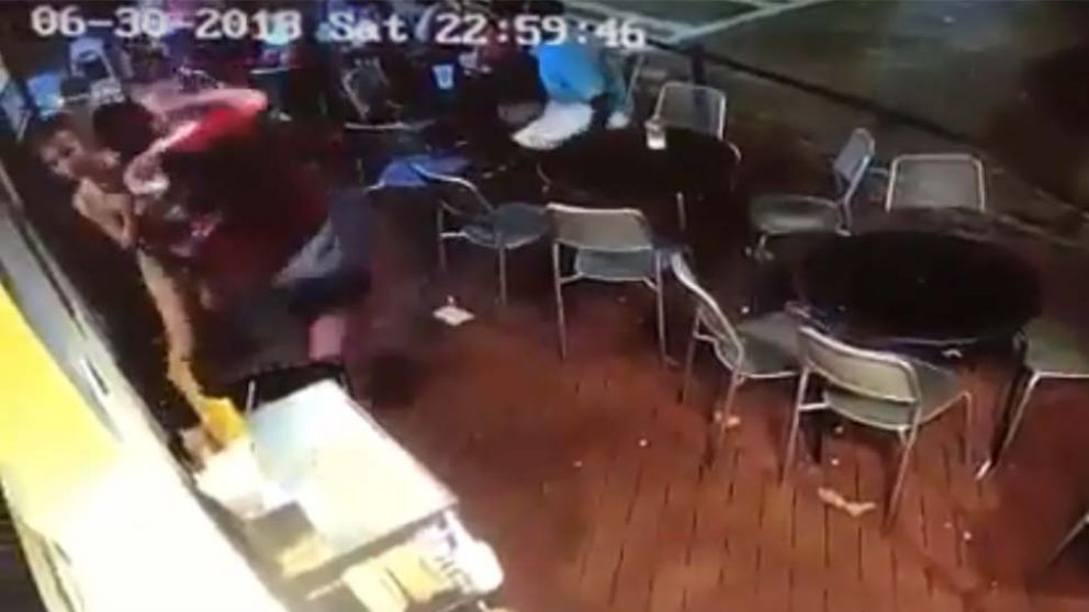 Manoseó a una camarera pero ella "lo puso en su lugar"
