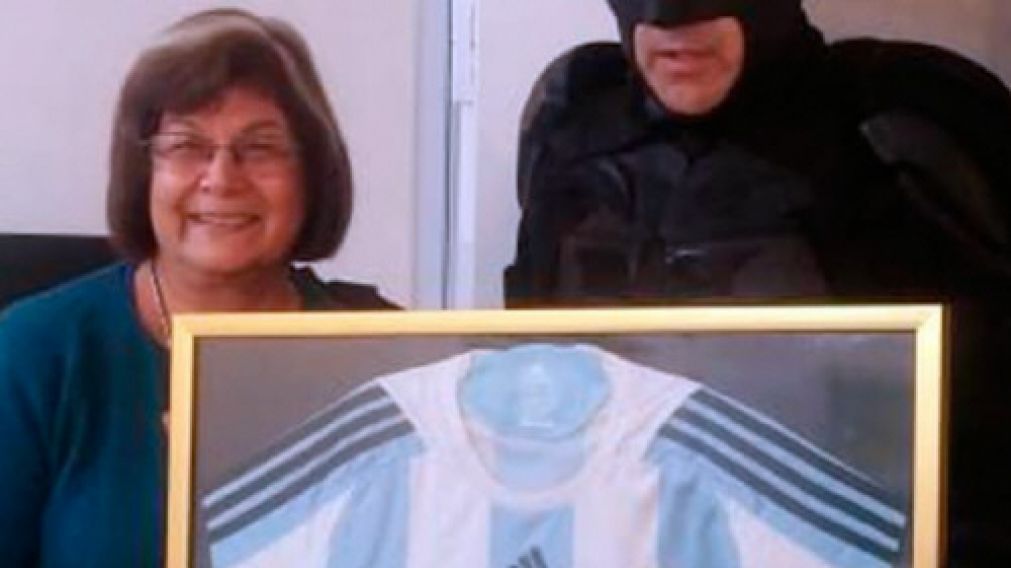 Batman sorteó una camiseta firmada por Messi.