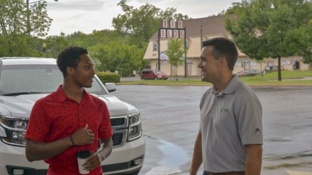 El esfuerzo tuvo su premio. Su jefe le premió con un coche nuevo.