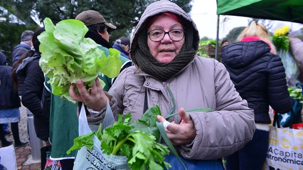 Una señora muestra lo que le dieron en Palermo. (Jonatan Moreno/Diario Crónica)