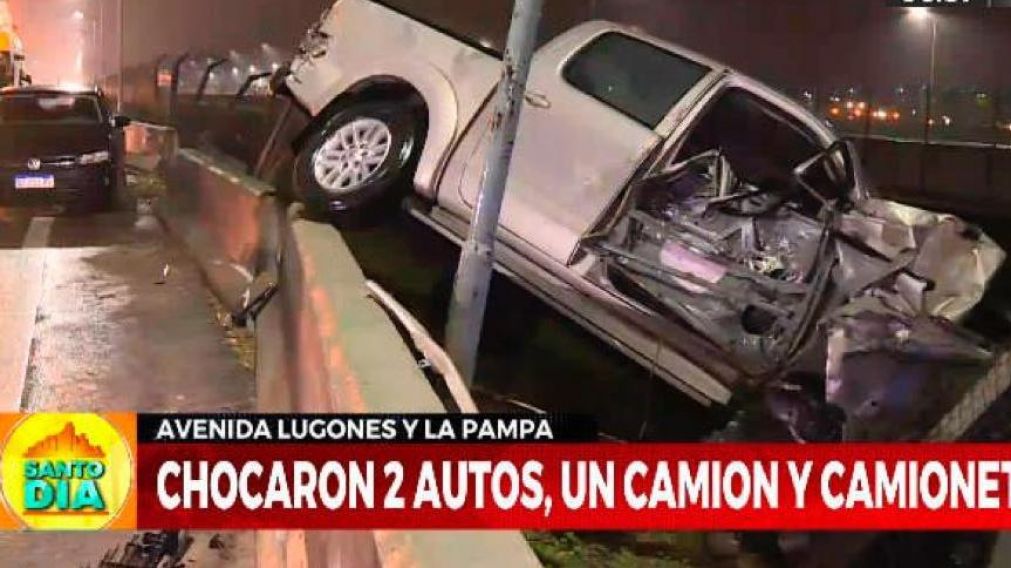 Choque m�ltiple en Lugones culmin� con camioneta sobre v�as del tren