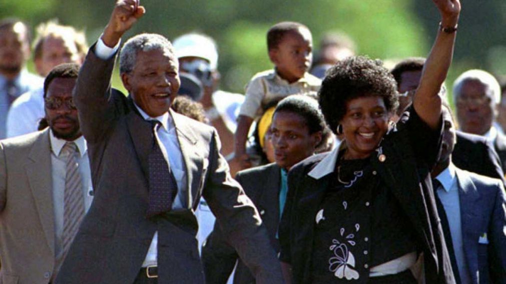 Histórico: el 11 de febrero de 1990, de la mano de su esposa, Mandela sale de la cárcel.