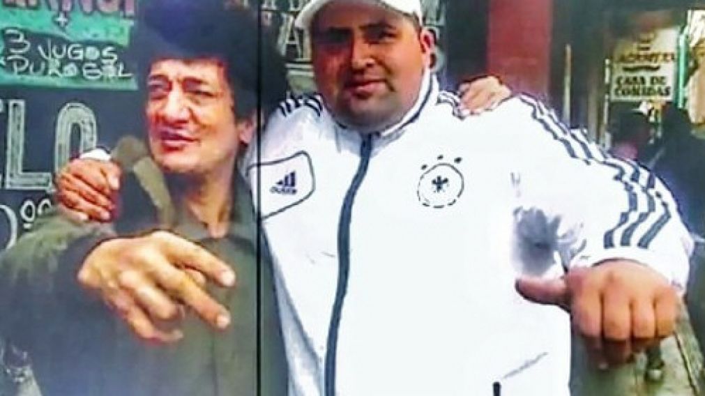 "No es mi amigo", dijo el cantante, pero acá está abrazado a Díaz.