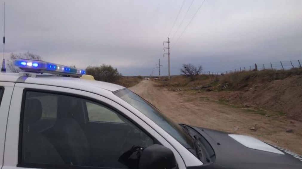 Estrangularon a una mujer en un descampado
