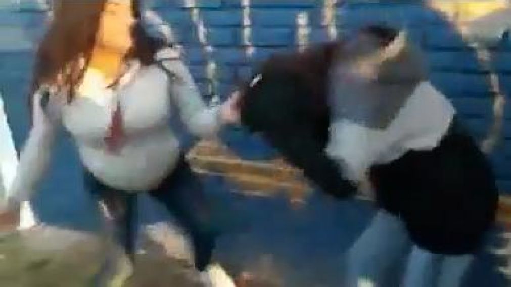 Captura del video donde la joven golpea a la menor.