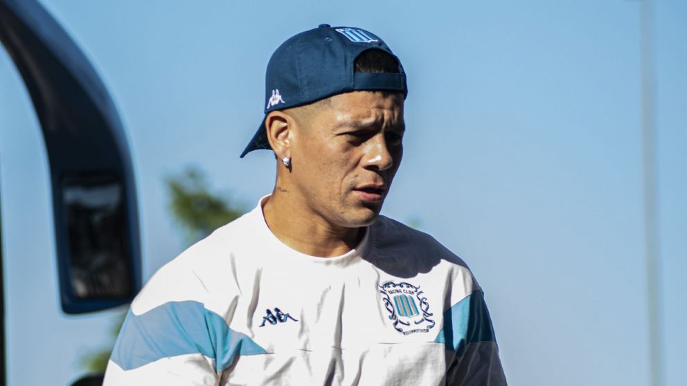 Marcos Rojo, con una remera de Racing Club de Avellaneda, dando una se�al sobre su futuro.