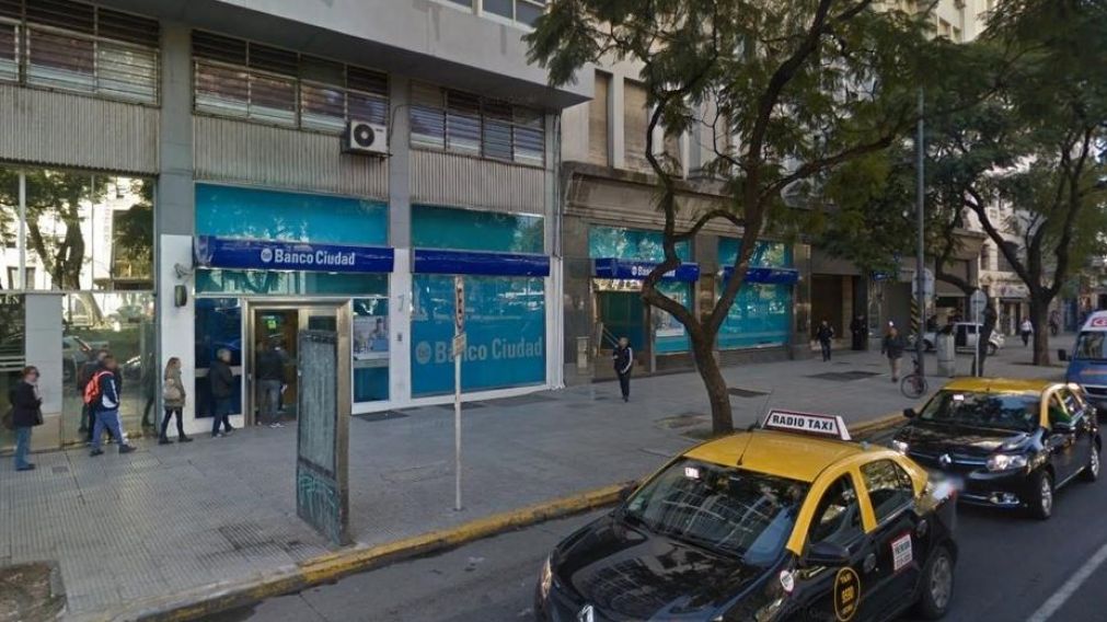 La policía no demoró a los supuestos borrachos y todos huyeron. (Captura).