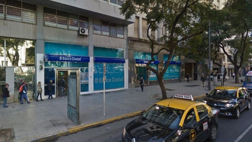 La policía no demoró a los supuestos borrachos y todos huyeron. (Captura).