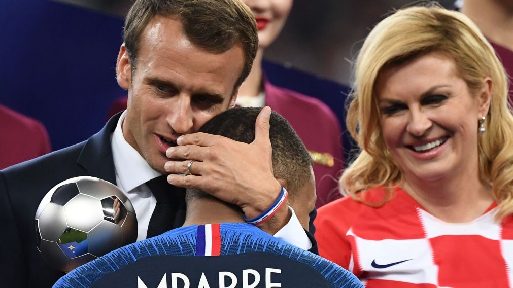 Macron saluda y felicita a Mbapp�, figura y estrella de Francia (AFP).