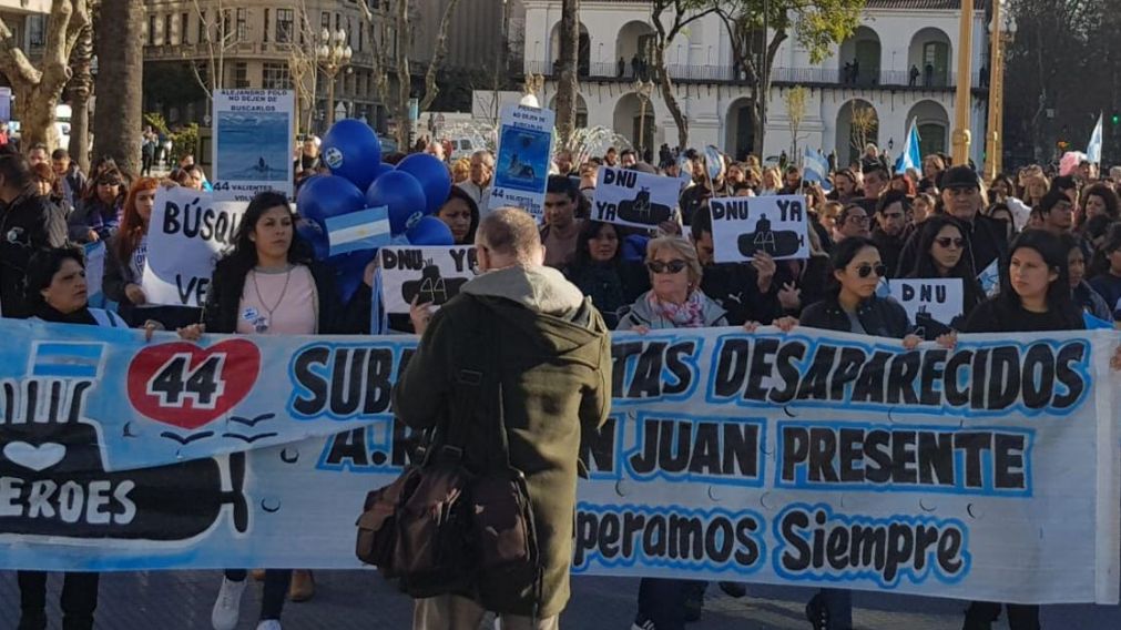 Las familias de los tripulantes y ciudadanos quieren saber qué pasó con el submarino y que lo busquen.