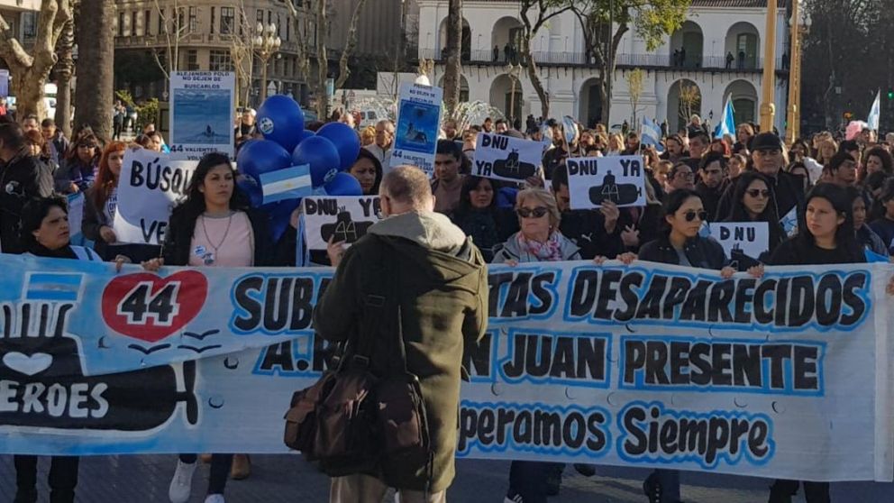 Las familias de los tripulantes y ciudadanos quieren saber qué pasó con el submarino y que lo busquen.