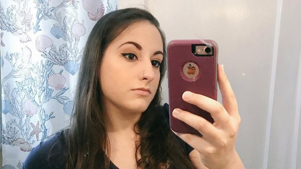 Chelsea Hahn fue detenida y despedida.