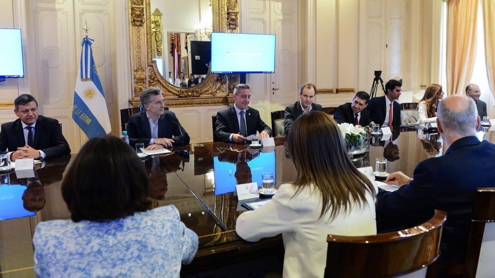 El gobierno de Macri negocia con mandatarios provinciales la letra fina para achicar las cuentas.