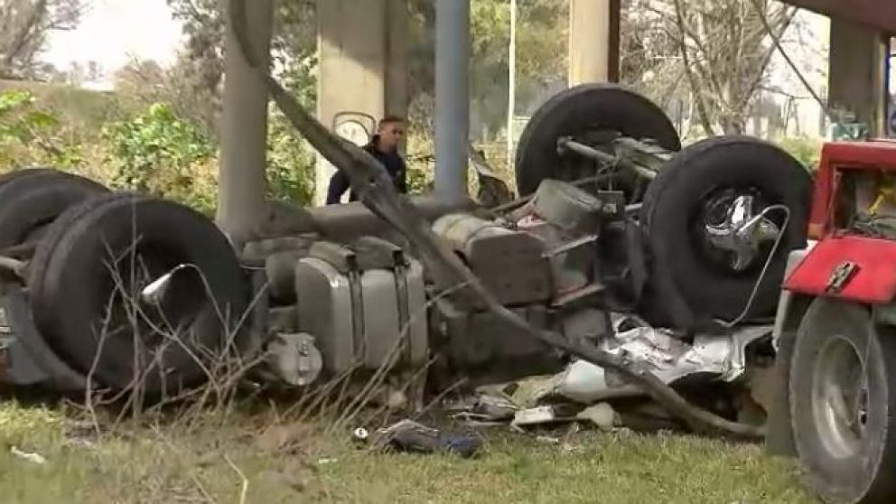 La barrera de contención no aguantó el peso del camión.