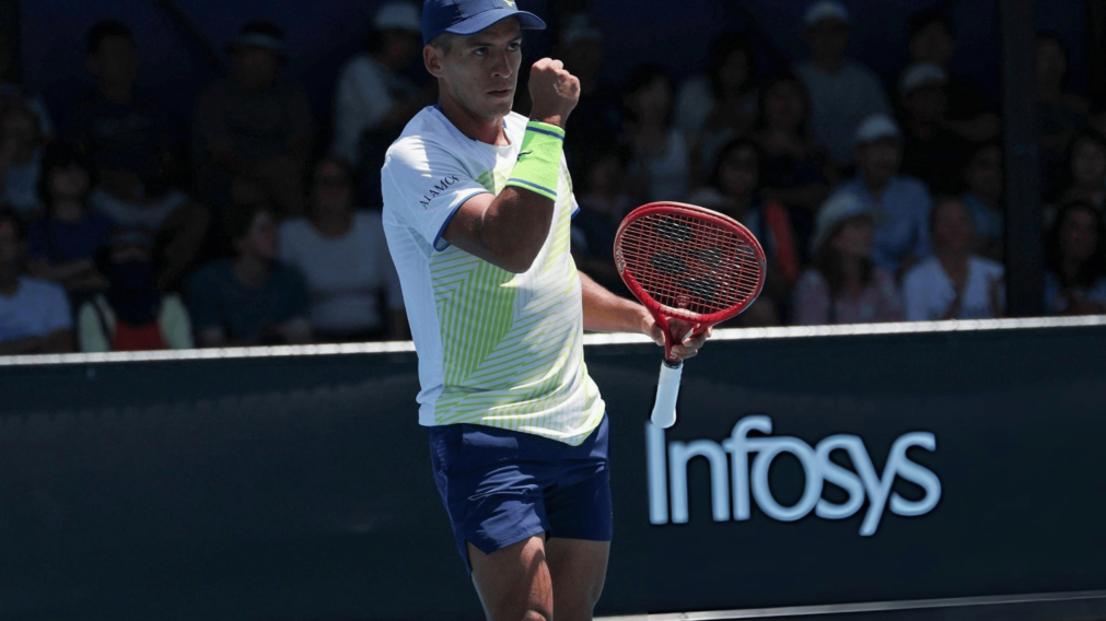 Sebastián Báez consolida su gran momento en un triunfo contra Perricard y avanza a la segunda ronda del Abierto de Australia