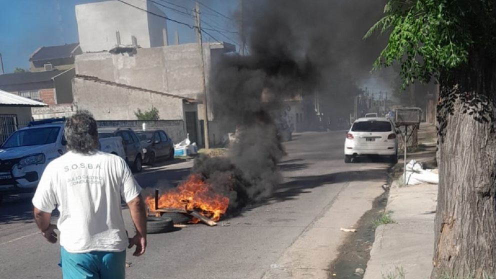 "Es un desastre": vecinos bloquearon una calle por una planta que invade el barrio con olor