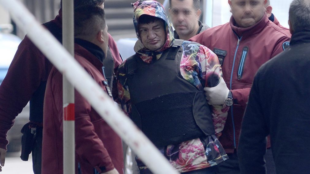 Así trasladaban a Pity, hacia Ezeiza. (Fernando Pérez Re/Diario Crónica)