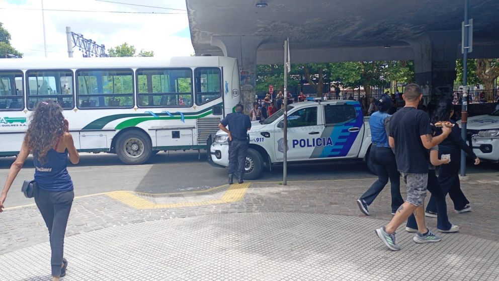 ¡Terror en el colectivo! Le atrapó la mano a un nene cuando bajaba
