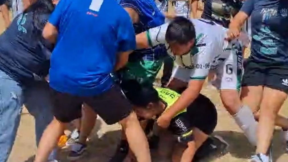 Video: El feroz ataque a una joven �rbitra en un partido de f�tbol amateur en Bah�a Blanca