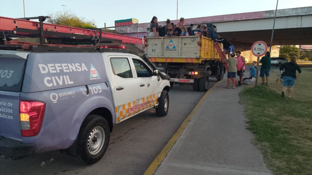 Evacuaron la Ribera de Quilmes por la sudestada que sorprendió a los visitantes