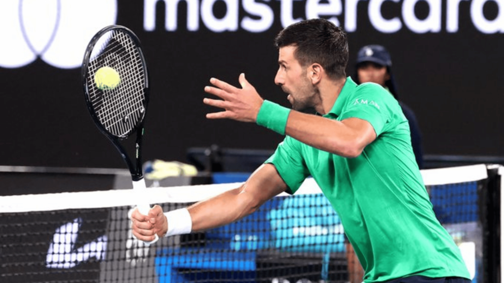 Novak Djokovic venció con contundencia a Pedro Martínez y avanza a paso firme en el Abierto de Australia