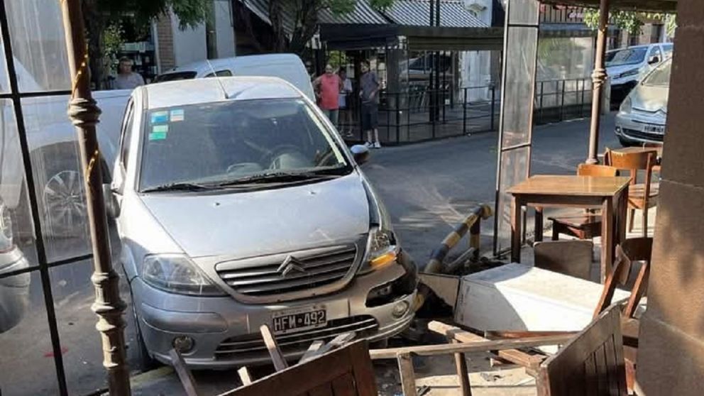 Manejaba por Bernal Centro, se subi� a la vereda y arras� con mesas de una parrilla