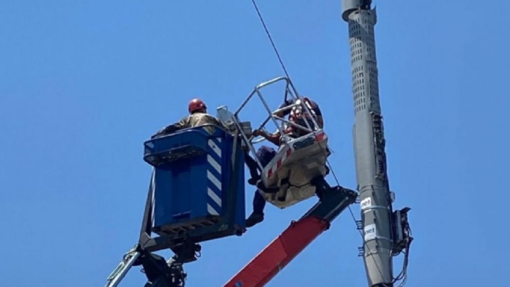 Momentos de tensión en Villa La Florida: dos trabajadores quedaron varados en una grúa