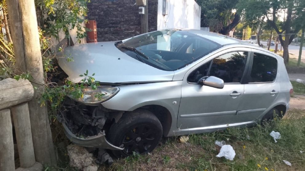 Perdió el control, chocó contra una casa y salió ileso: los detalles