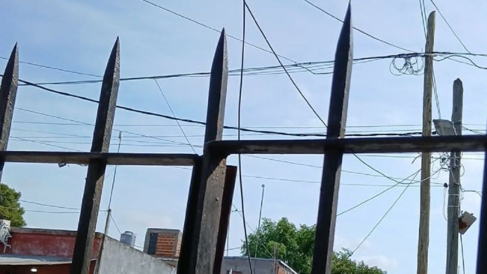Un camión enganchó un cable de luz y dejó sin energía a una cuadra en Solano