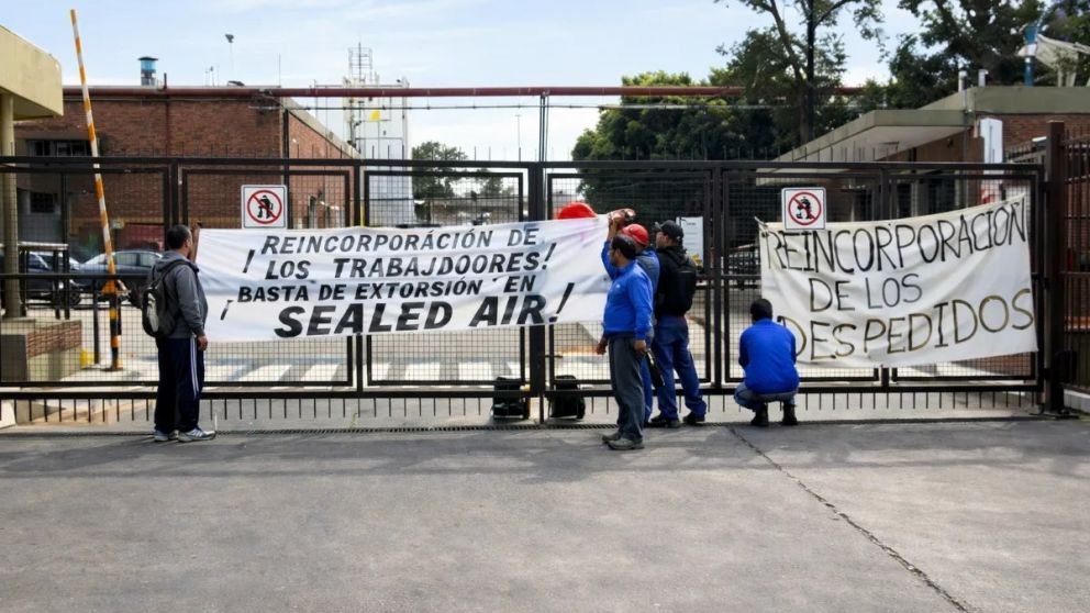 Paro y protesta en Sealed Air por despidos en la planta de Quilmes