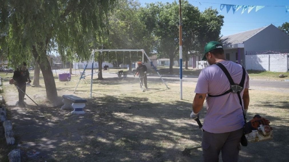 Operativo de limpieza, fumigación y alumbrado en barrios de Ezpeleta Oeste