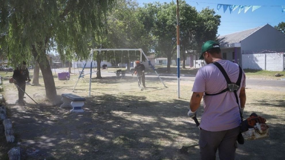 Operativo de limpieza, fumigación y alumbrado en barrios de Ezpeleta Oeste