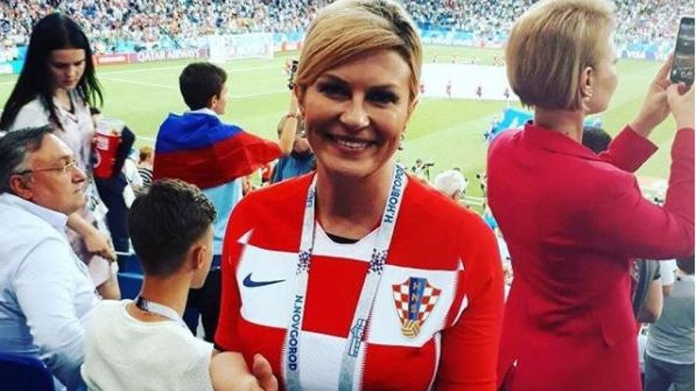 Kolinda alent� enfundada en su camiseta.