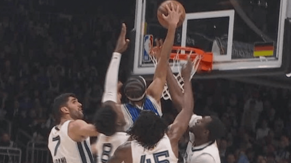 La NBA en llamas: el base de Orlando Magic clavó la "volcada del año" en Berlín