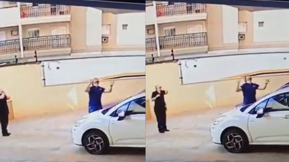 El héroe espera recibir a la perrita que caminaba por la cornisa.(Captura de imagen).