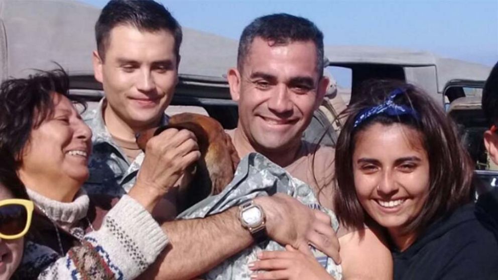Más vidas que un gato: perro "salchicha" sobrevive seis días en el desierto tras caer de un avión